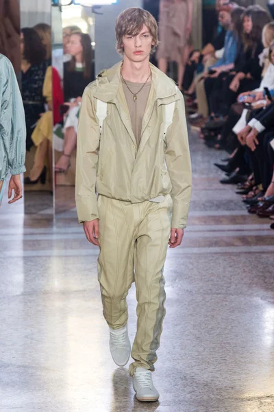 Look 32